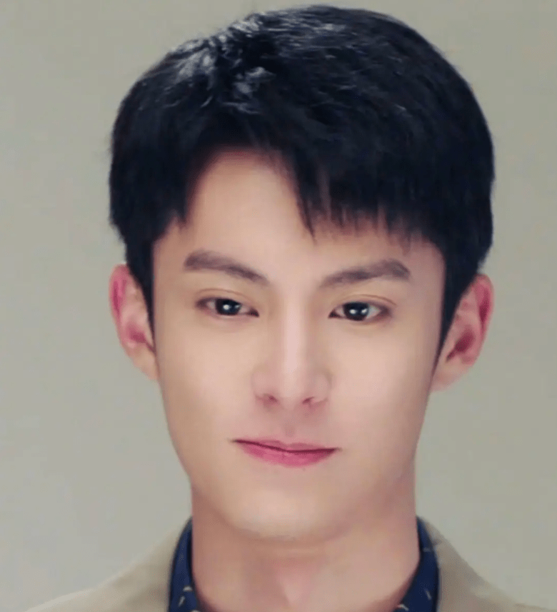 随着年龄增长,胶原蛋白流逝,王鹤棣的歪颚(偏颌)越来越严重了,导致