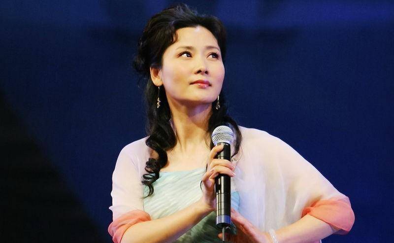 与那些越老越要俏的女明星不同,何赛飞坦然接受每一个年龄段的自己