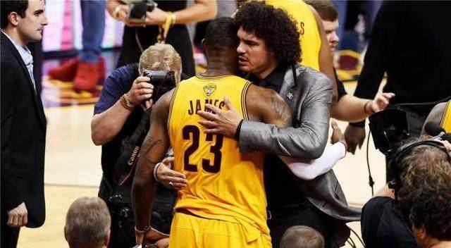 勇士为瓦莱乔颁发总冠军戒指,效力骑士12年却比不上勇士2个赛季_做法