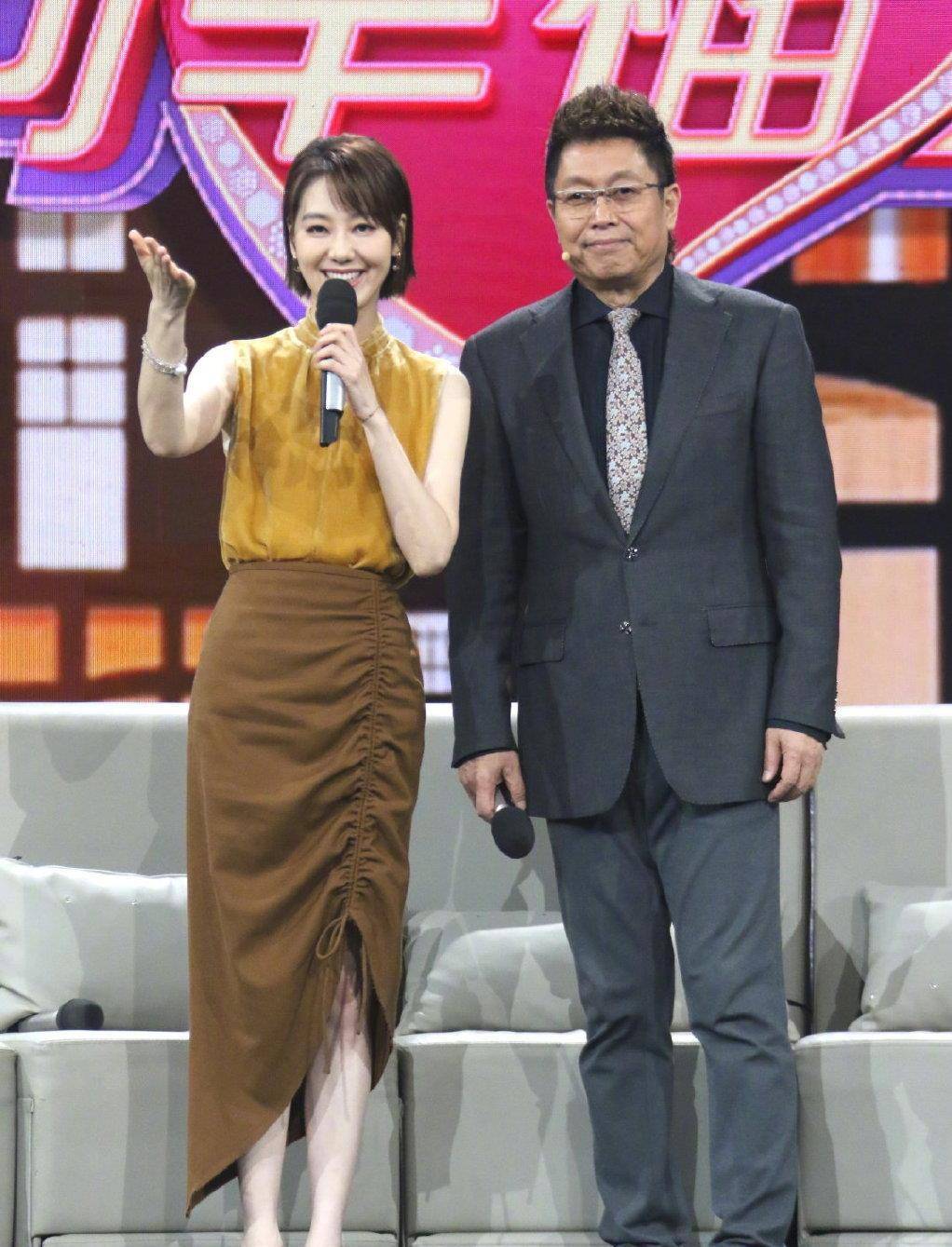 央视主持人王冠重返一线舞台,李咏离开之后,搭档换另一位大咖_节目