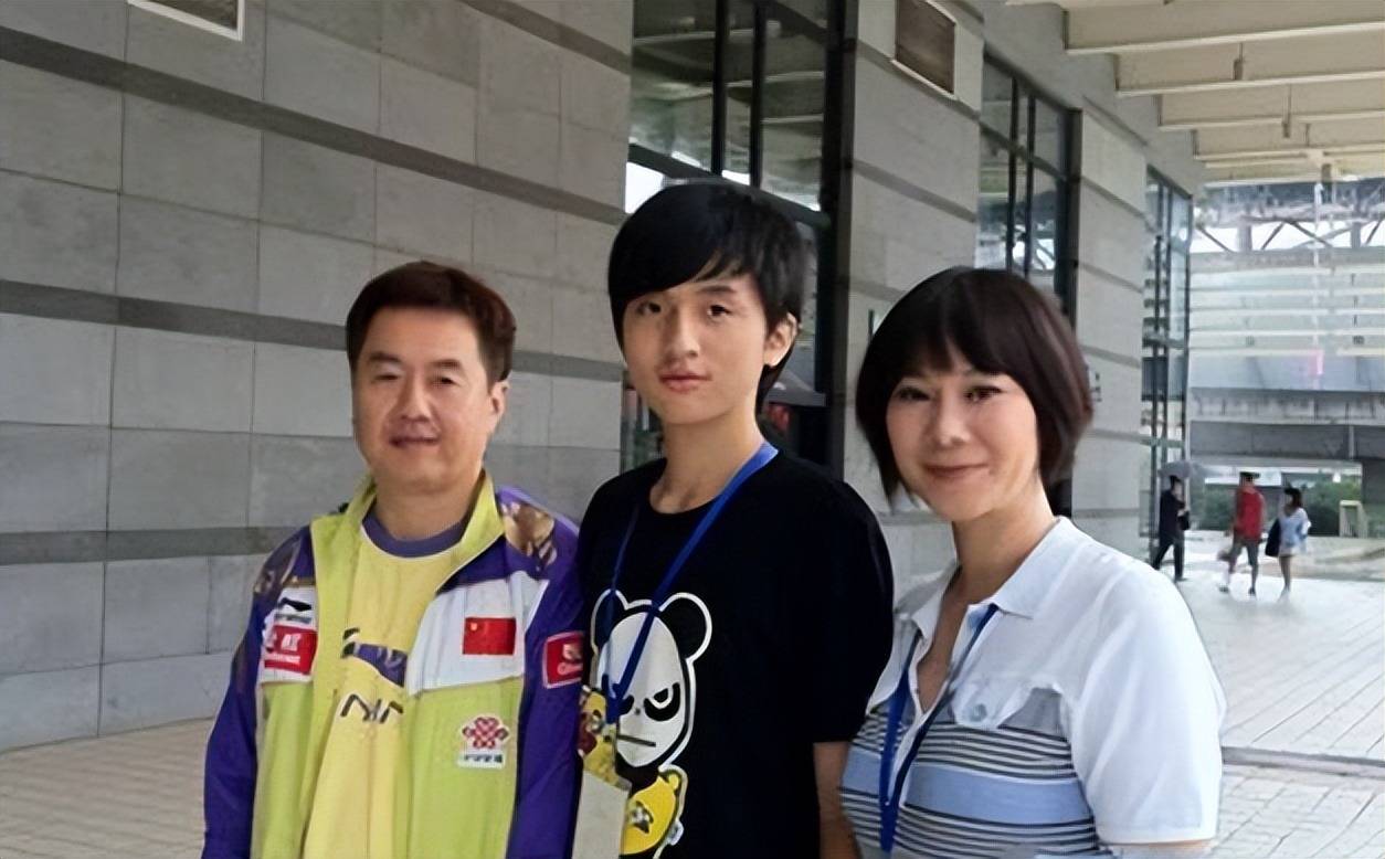 二婚嫁给23岁乒乓球生,难得父女同框_志豪_李楠_国乒