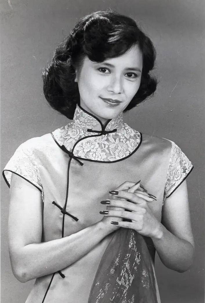 叶德娴在刘德华主演的《法外情》里,扮演刘德华的生母:一个被毁容,已