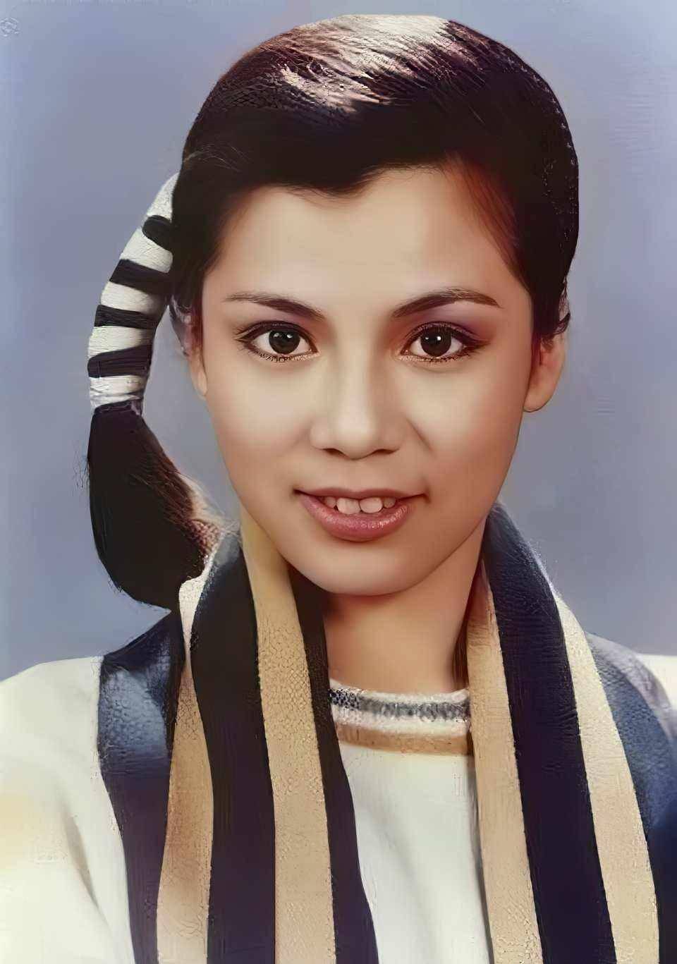 65岁汤镇业定居北京,频与小25岁的娇妻晒恩爱,翁美玲因他而死?