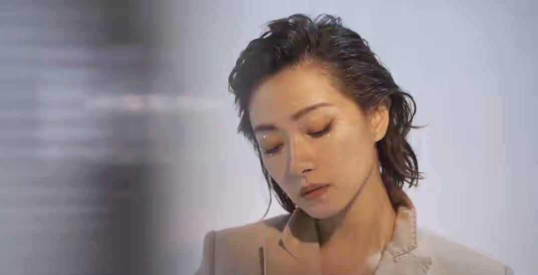 王万茜,杂志封面再现侧颜杀,短发珍珠泪痣妆造型,又美又飒_时尚_眼角