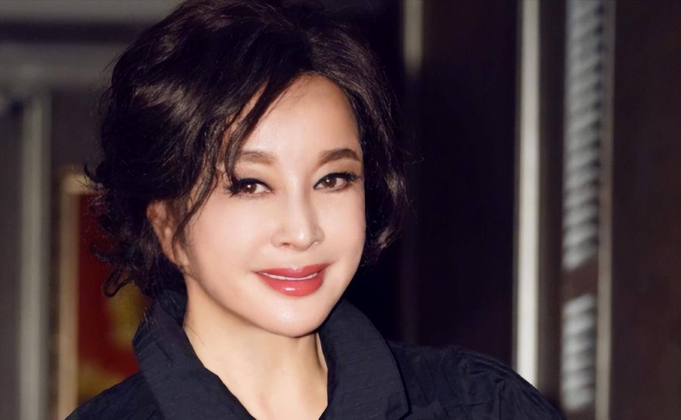 路人拍下她最真实的状态,68岁素颜曝光_网友_生活_女明星