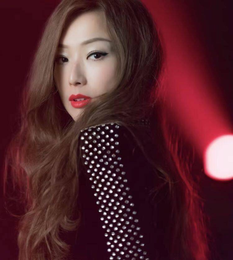 2018年为ysl拍摄口红策划,形象百变的郑秀文以超长发登场,轻松令红唇