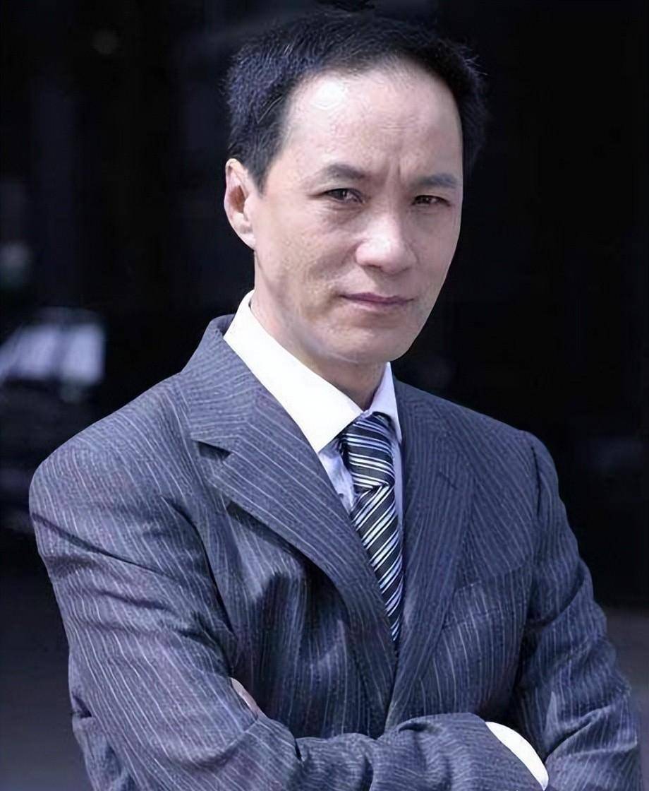 因跳伞错过高考,太丑被北影拒录,如今成人艺副院长_北京人艺_比赛