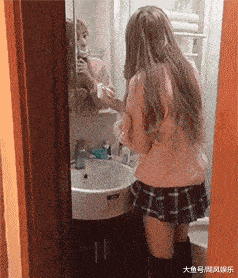 我人麻了，妹子怎么在卫生间偷偷刮细毛呢！