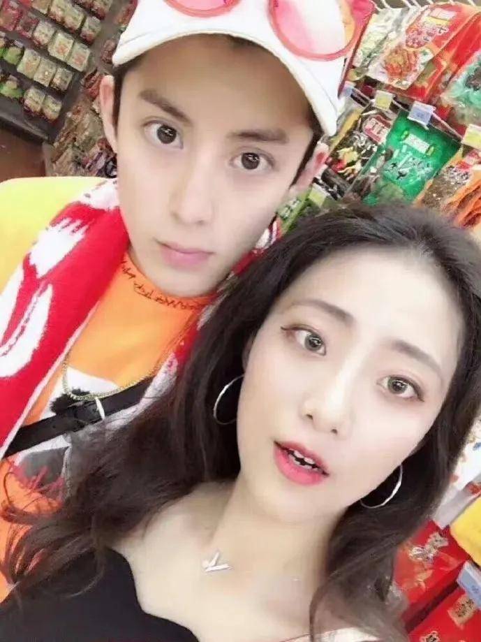 王鹤棣被拍和女生一起回家,第一次看到网友满屏的祝福和夸赞_女朋友