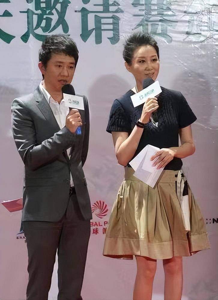 孙楠二婚老婆带火了一种穿法,叫"毛衣 工装短裙",时髦显年轻_潘蔚