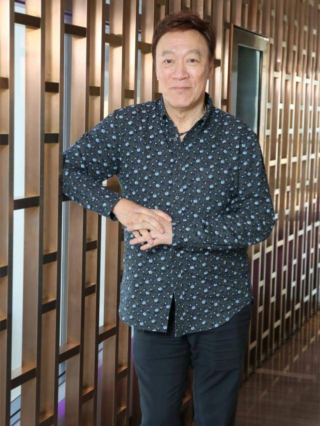 爱国御用警司专业户憔悴坐轮椅现身医院 自曝有三高需要检查_陈欣健