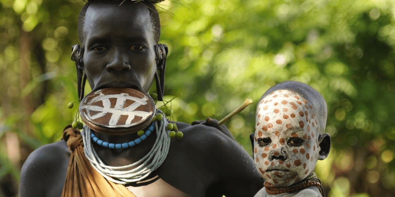 非洲盘嘴族:女孩10岁开始用嘴唇装盘子,丈夫去世后才能摆脱_嘴巴_因为
