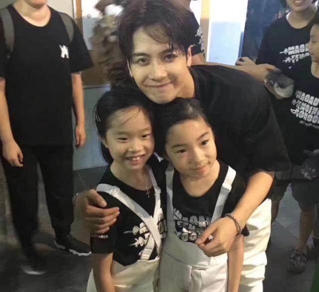 谢霆锋王嘉尔现身澳门录制节目被众人围观求合影_不知道_头发_妹子