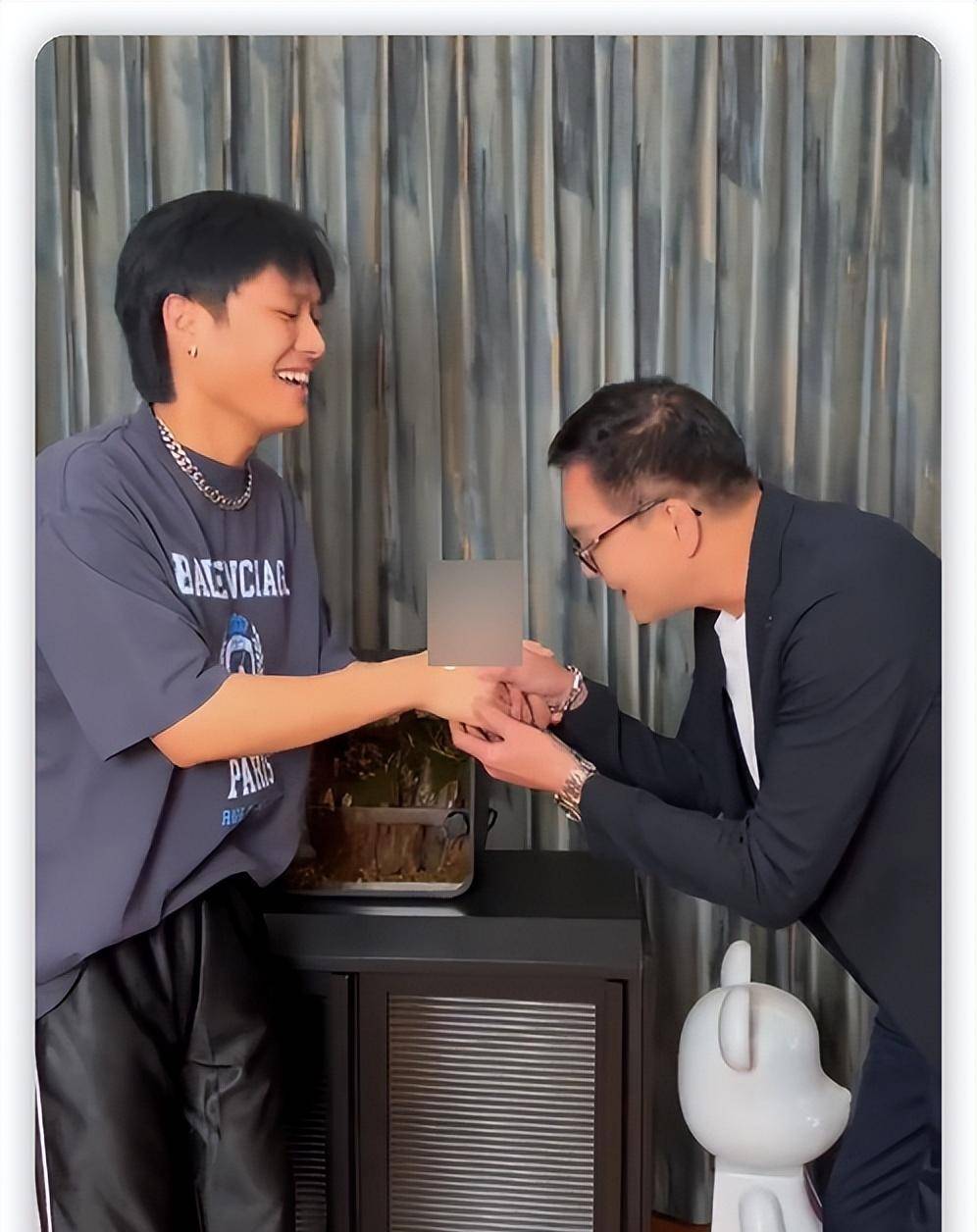 紧接着李国麟和小杨哥又来回鞠躬,互相拉扯,其实到这里还是挺有意思的