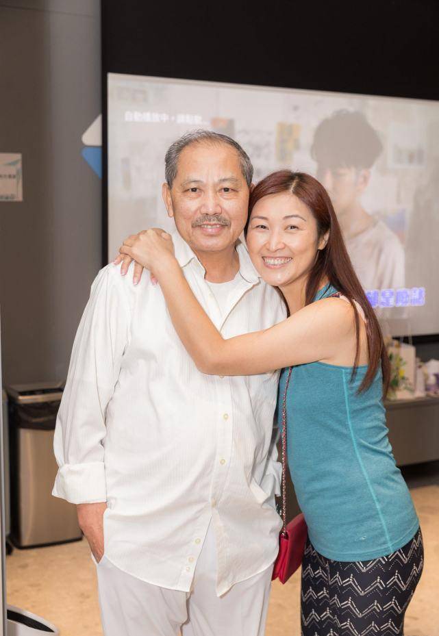 tvb艺人胡诺言一家人去玩为大女儿庆生 三代同堂一起吃饭很温馨_陈琪