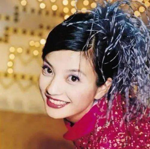 依萍,大家都不陌生,是经典剧《情深深雨濛濛》的女主,人称"清纯佳人白