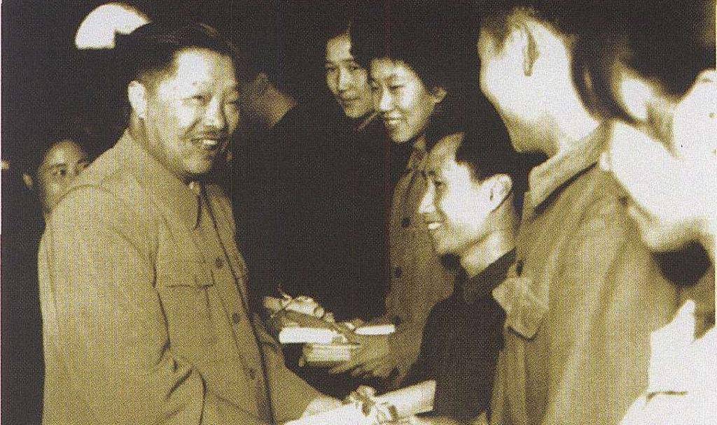 杨姓青年来京寻亲,警卫员问他是谁,贺龙:这是我儿子_杨毓_杨荣柱_母亲