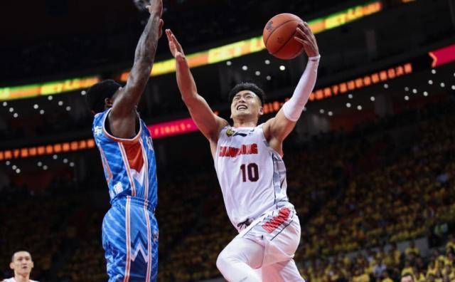 只有费尔德和曾令旭两个人可以用,而广东仅国内球员就有赵睿,胡明轩