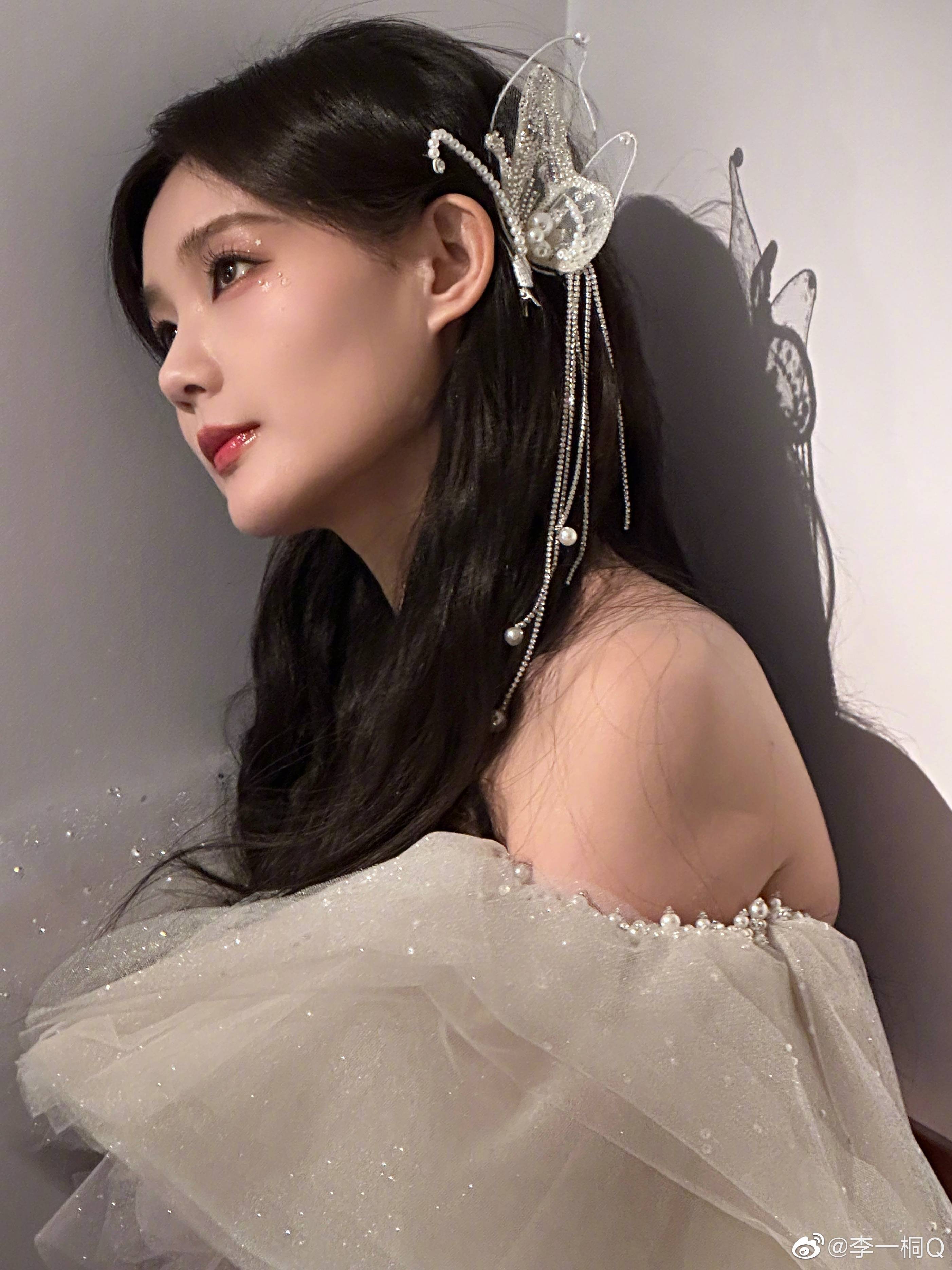 这两张照片中,我们看到李一桐在窗边利用雾气画了个爱心,由此看出