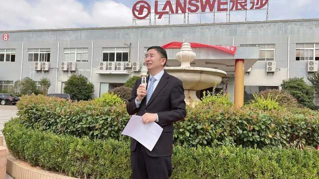 一直到现在,翁荣金最得意的事情就是在创品牌上,"浪莎经过21年的发展