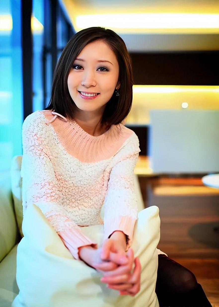 凤凰卫视黄橙子,19岁获得选美冠军,她体态优雅皓齿明眸摄人心魄