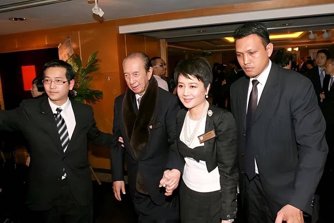 坚决以梁安琪的名义购置了寿山村道26号独立洋房(面积约3000平方英尺)