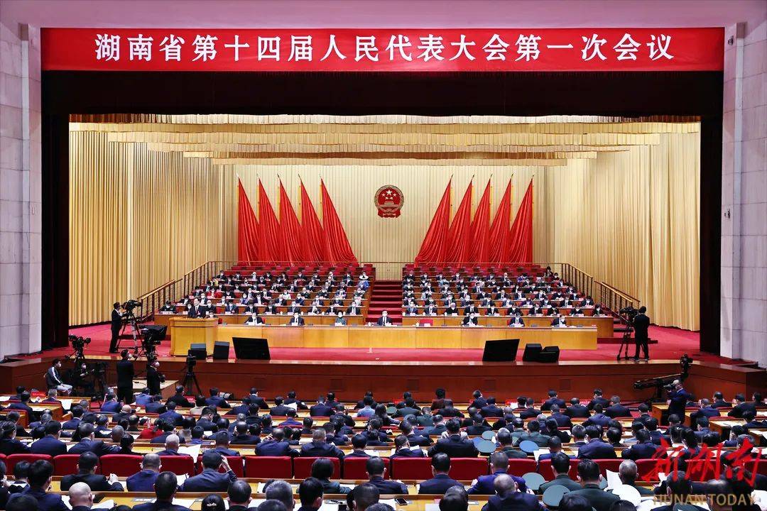 (1月14日上午,省十四届人大一次会议在省人民会堂开幕.