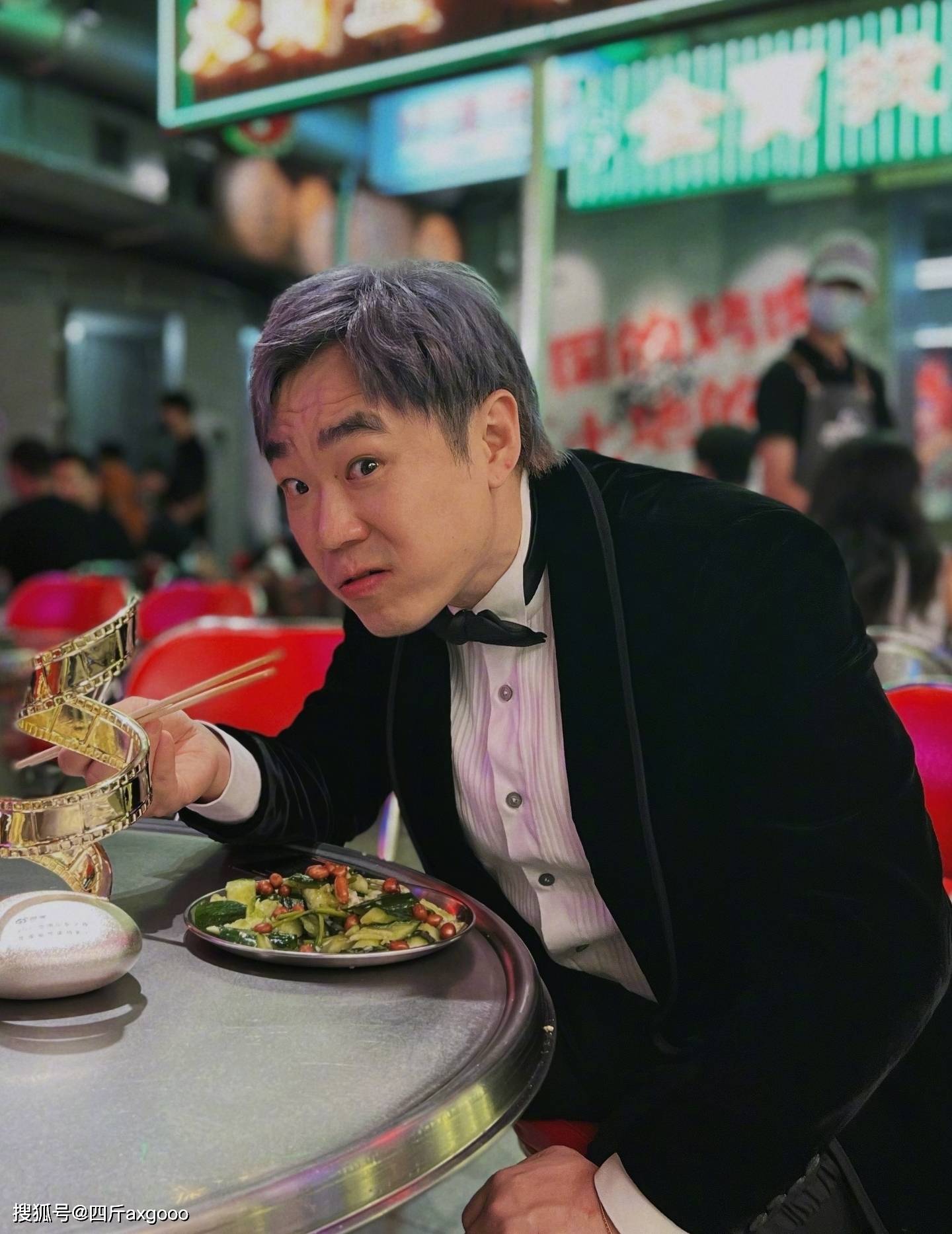 喜剧演员婚变大瓜曝光,董成鹏三亚与女子约会,新房里搂抱小儿子_老婆