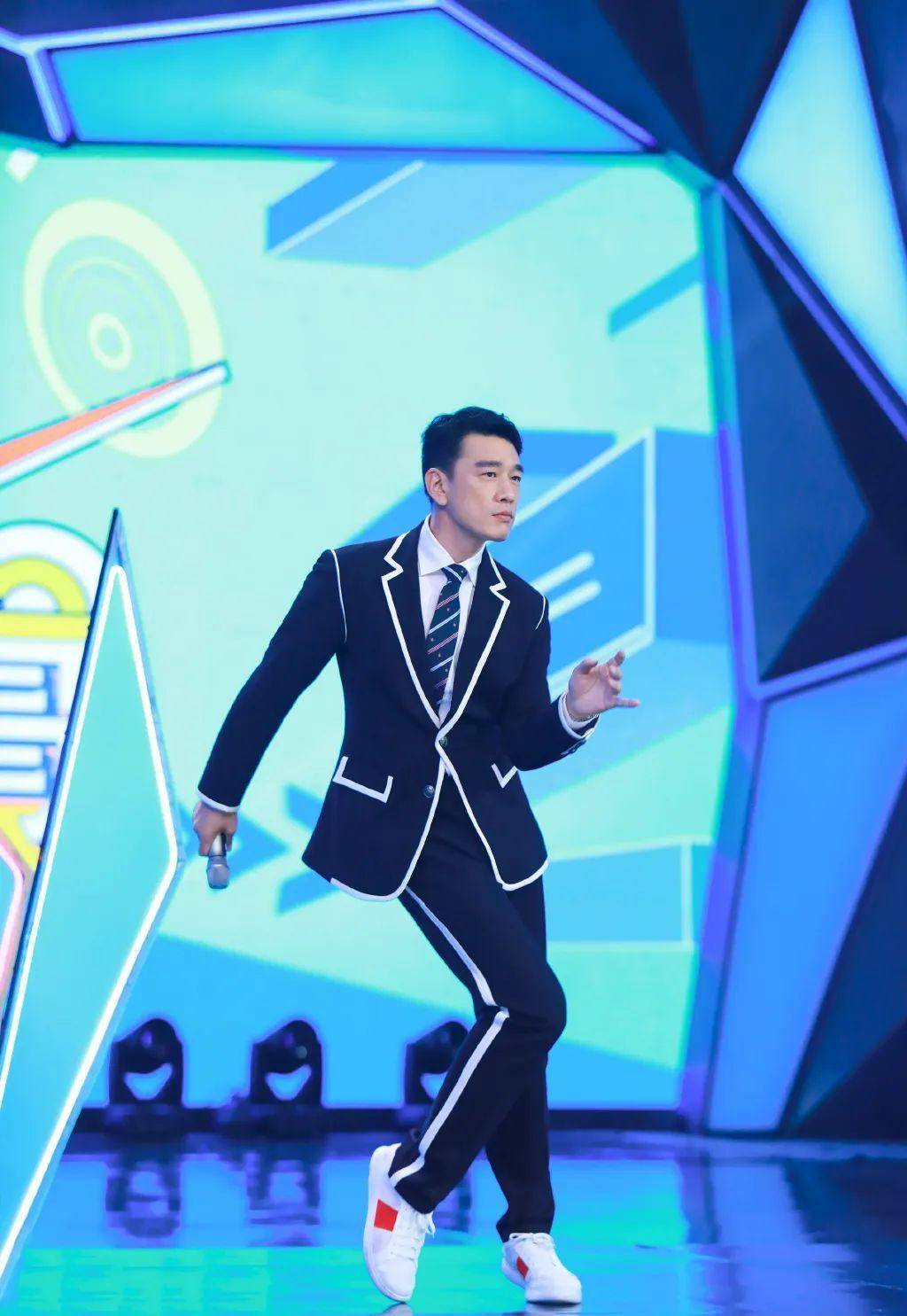 "国民舅舅"王耀庆一个自带热度和笑点的男人_薇娅_节目_舞蹈