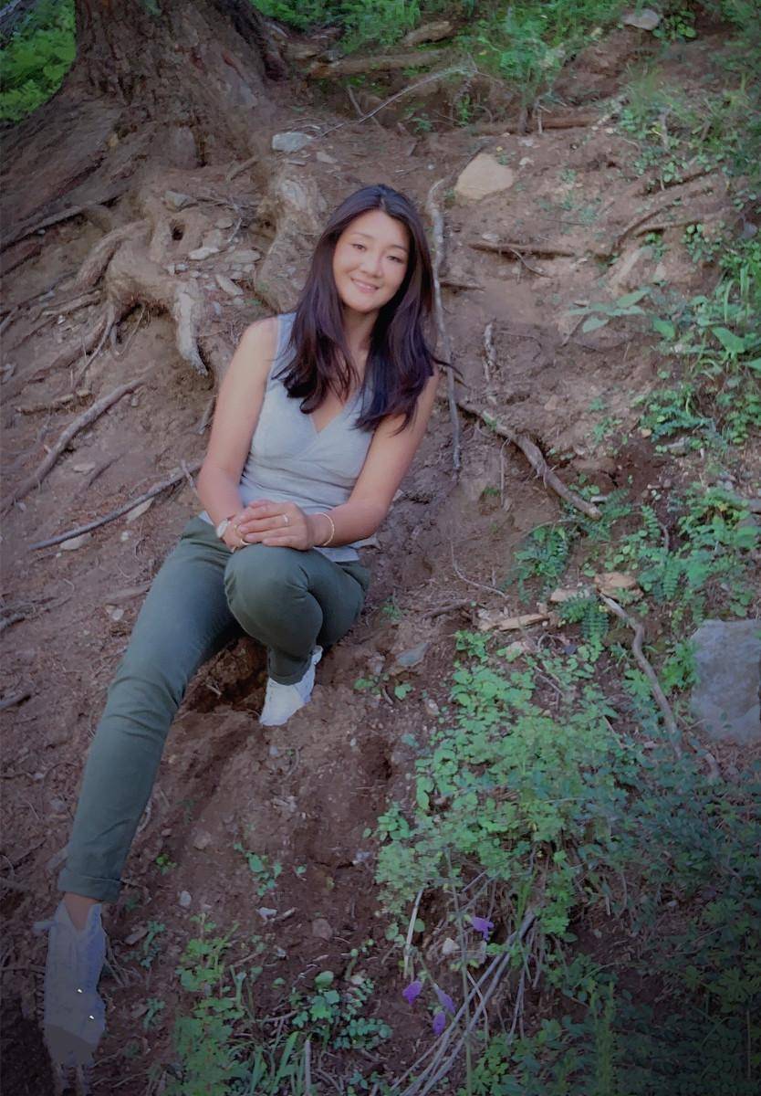 的降央卓玛,实在是太令人意外了,穿着一件灰色的深v背心大秀好身材