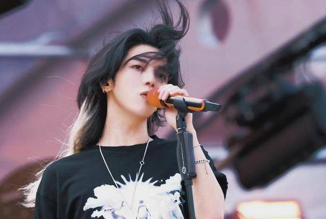 华晨宇社交平台发布新自拍,锁骨纹了新的花花纹身,粉丝强烈追捧_人气