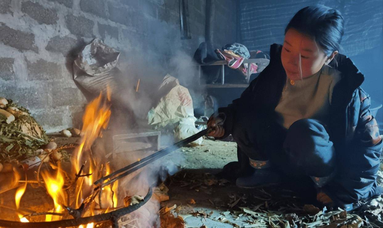 隆仙桃:变形计最清醒的女孩,11岁养活两个弟妹,每天吃剩菜剩饭_弟弟
