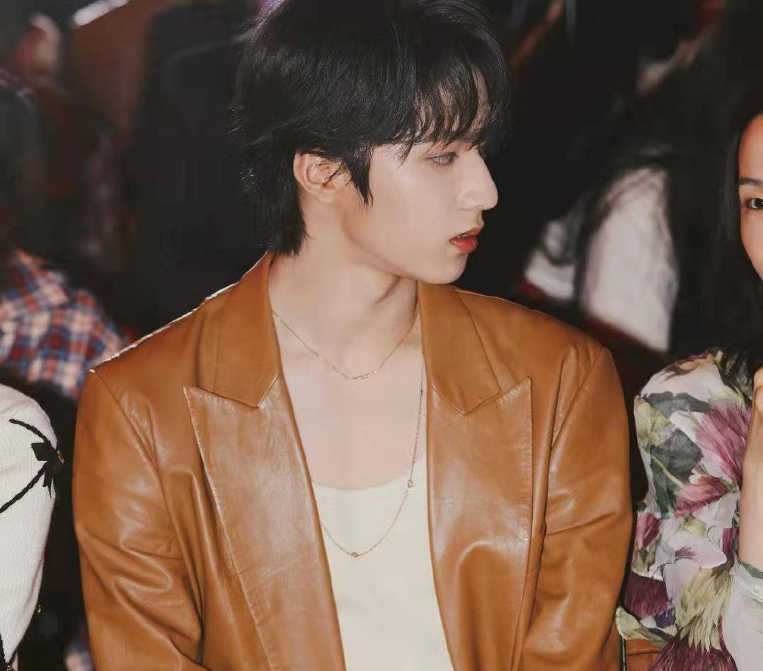 刘耀文为了消除脸上水肿,用橡皮筋将耳朵捆到充血, 看得让人心酸_弟弟