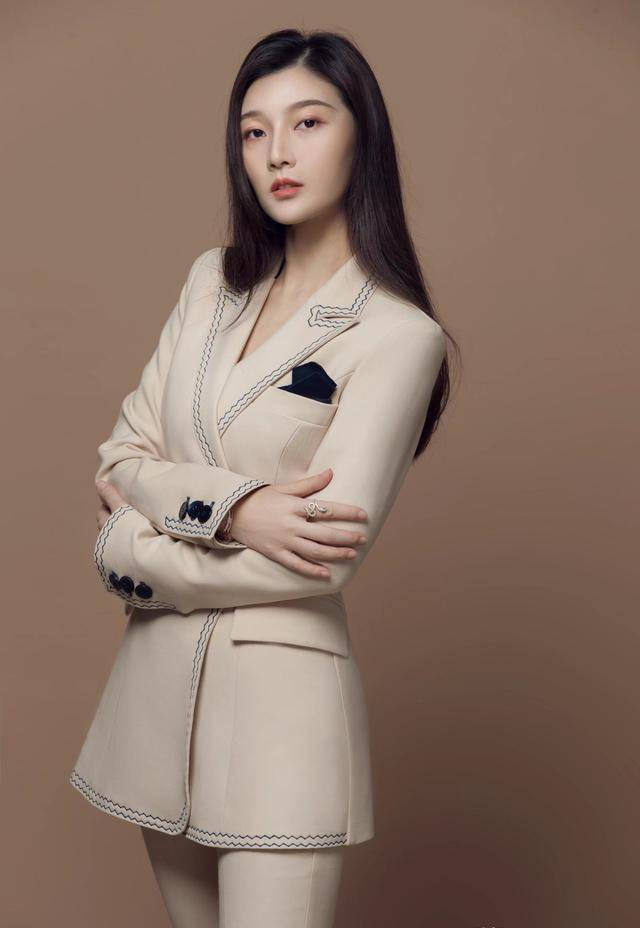 歌手杨小曼,年底回到农村老家,网友:这对明星夫妻好接地气啊_唐艺