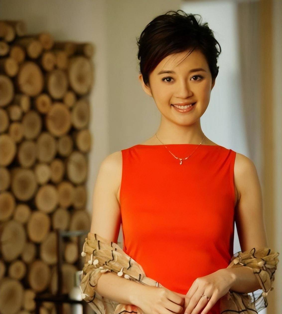 一时间,凤凰卫视美女主播加入别人家庭,充当小三的新闻铺天盖地,人们