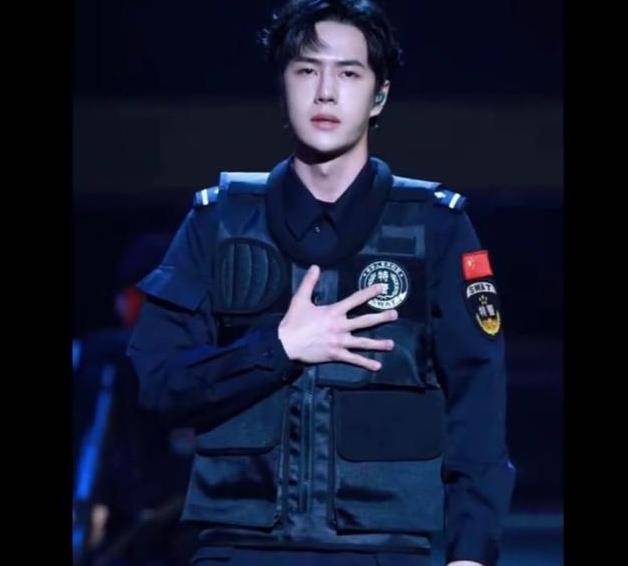 王一博登上cctv!穿警服表演太酷,播出时间让人激动_舞台_时候_节目