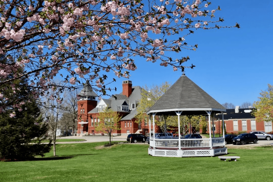 南缅因州大学,约20分钟车程新英格兰大学,约11分钟车程附近大学波士顿