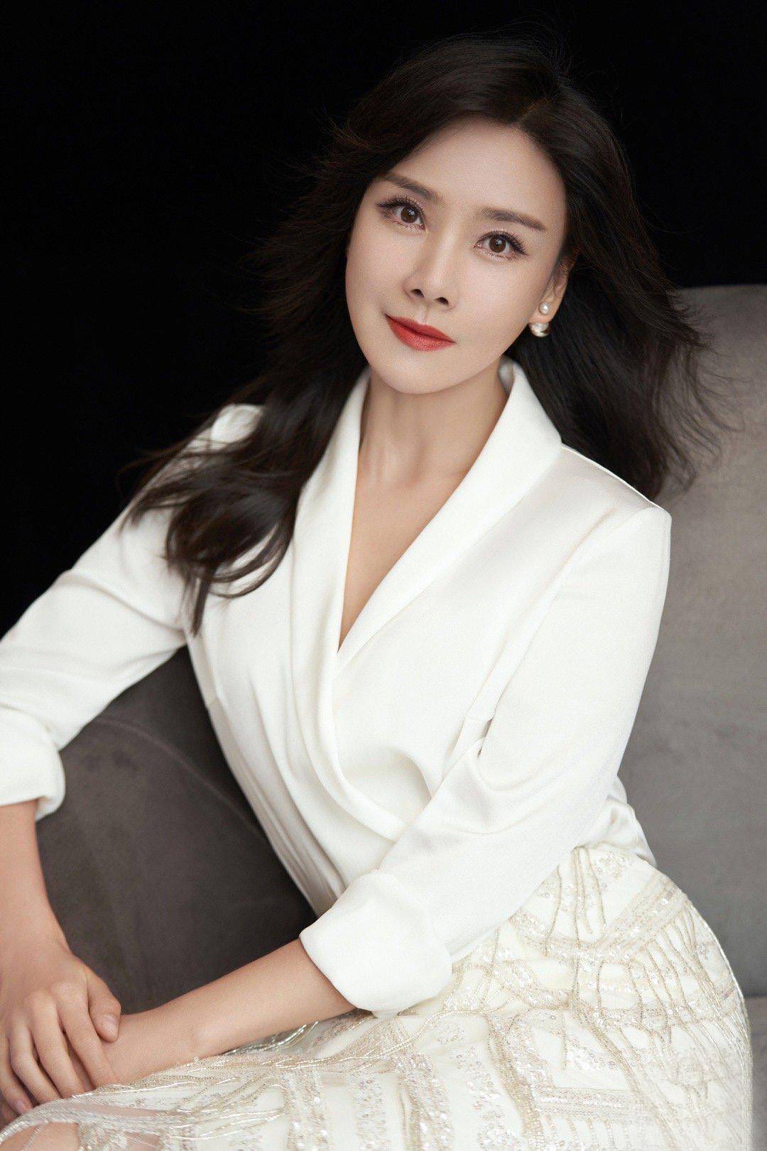 26岁的何琳凭借《为奴隶的母亲》,一举摘下国际电视艾美奖最佳女演员