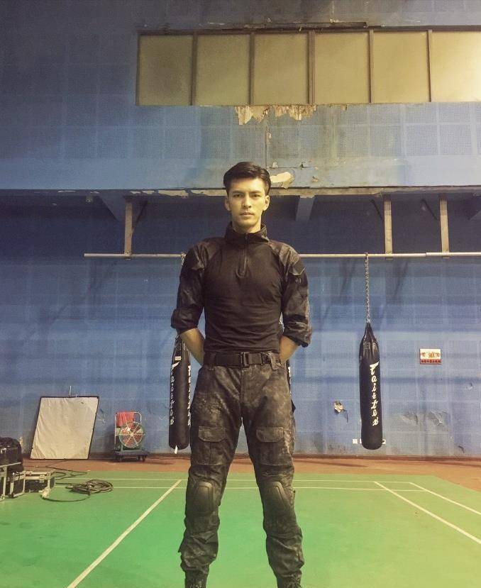 他是和龚俊一起热播的网剧男主,身高192,八块腹肌,雄性荷尔蒙爆棚