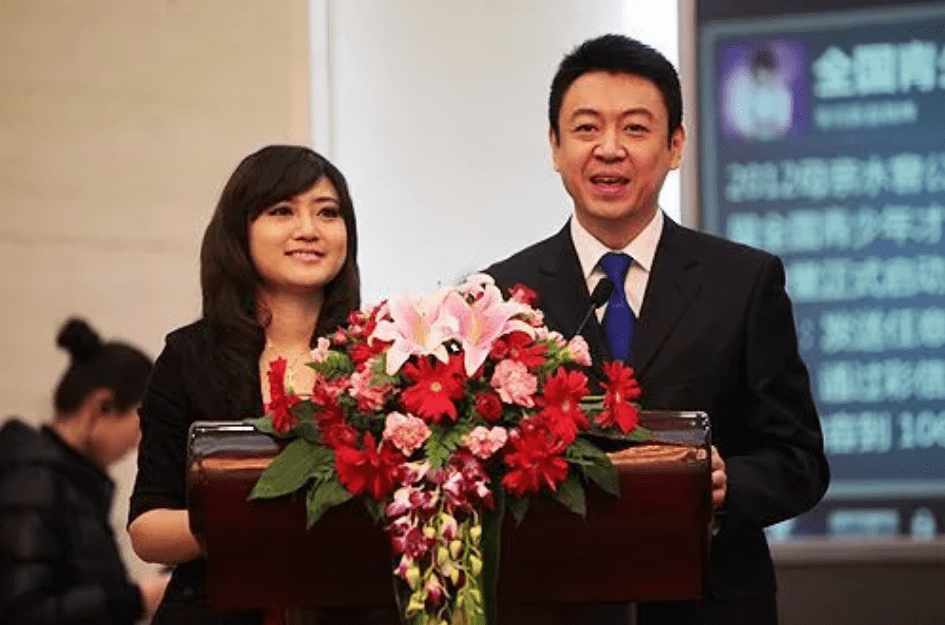 央视主持人杨柳:3段婚姻,三婚小10岁歌唱家哈辉,47岁才当父亲_栏目