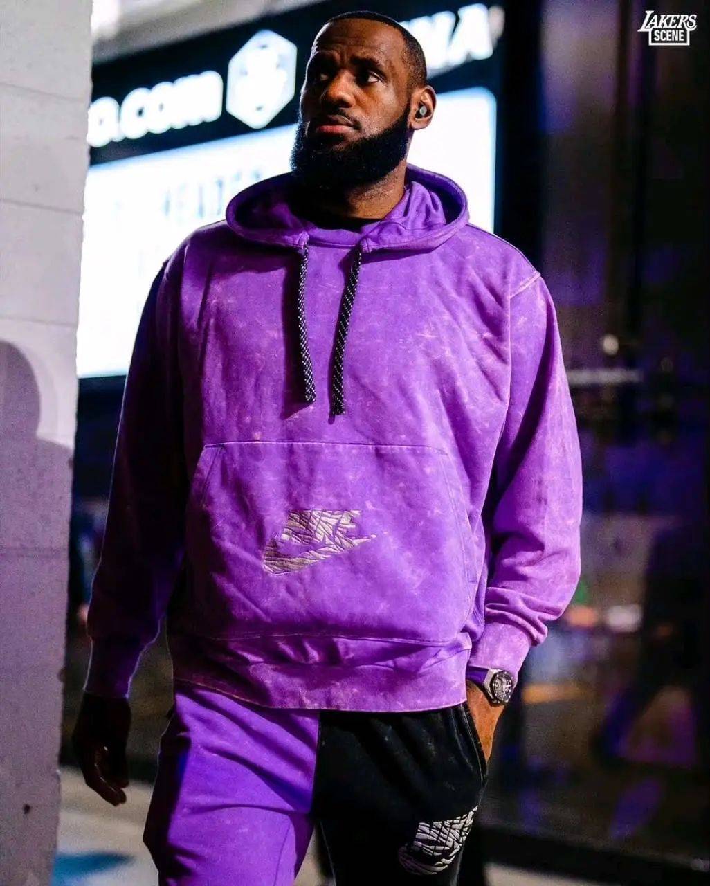 身穿紫色卫衣帅气入场!