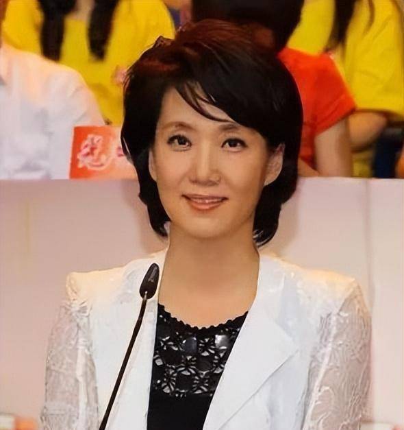 闲暇之余,李秀平在家读书,养花.