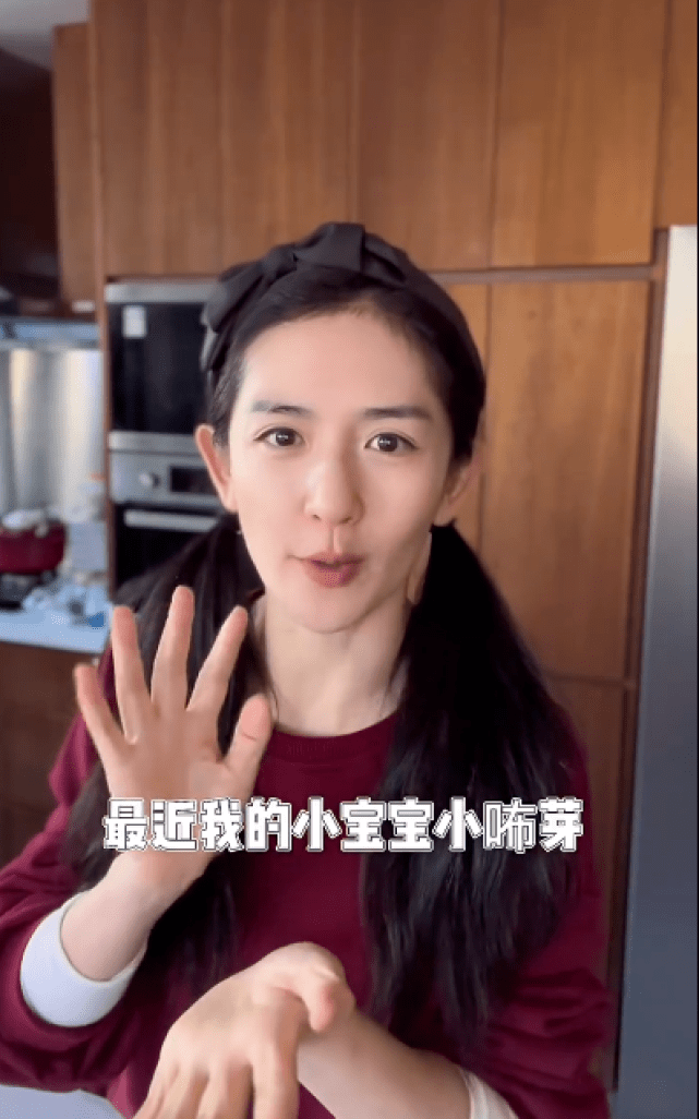 谢娜为女儿烤饼干,和保姆聊天好随和,首曝怀小咘芽时患妊娠糖尿病