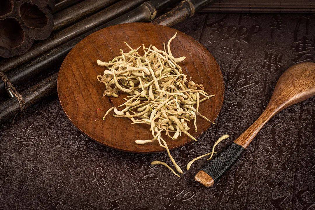 茶】做法:取金银花20克,蒲公英20克,生甘草6克,木蝴蝶6克,咸竹蜂4只