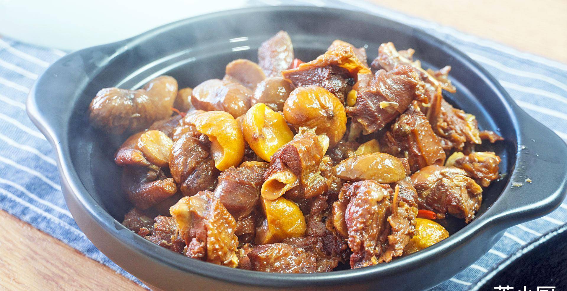 2.然后加入鹅肉翻炒.