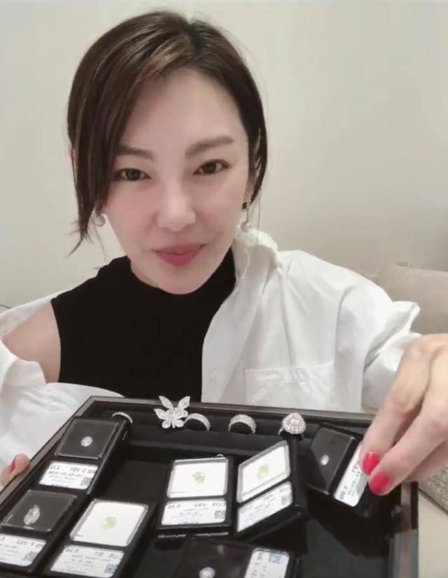"豪横姐姐"张雨绮,拎12万名包戴超大钻戒,曾直言爱好买房_直播间_网友