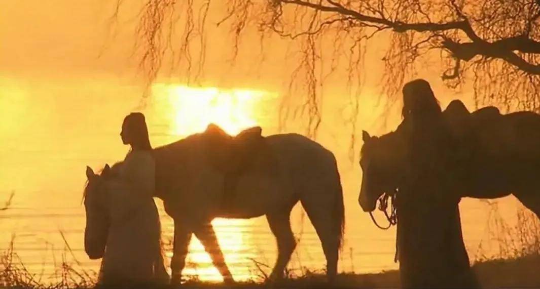 以及那夕陽西下,喬峰與阿朱牽馬慢走於晚霞之中,柔情蜜意.