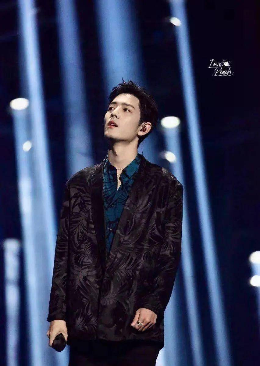 肖战尖叫夜献唱《余年》堪比录音室版本,权威人气数据断层第一_舞台