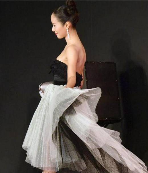 江一燕穿抹胸露背裙走红毯罕见秀事业线_女明星_身材_风格