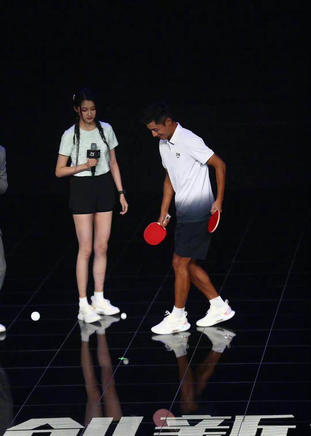 关晓彤又菜又爱玩!与奥运冠军张继科进行颠球比赛,笑点十足!